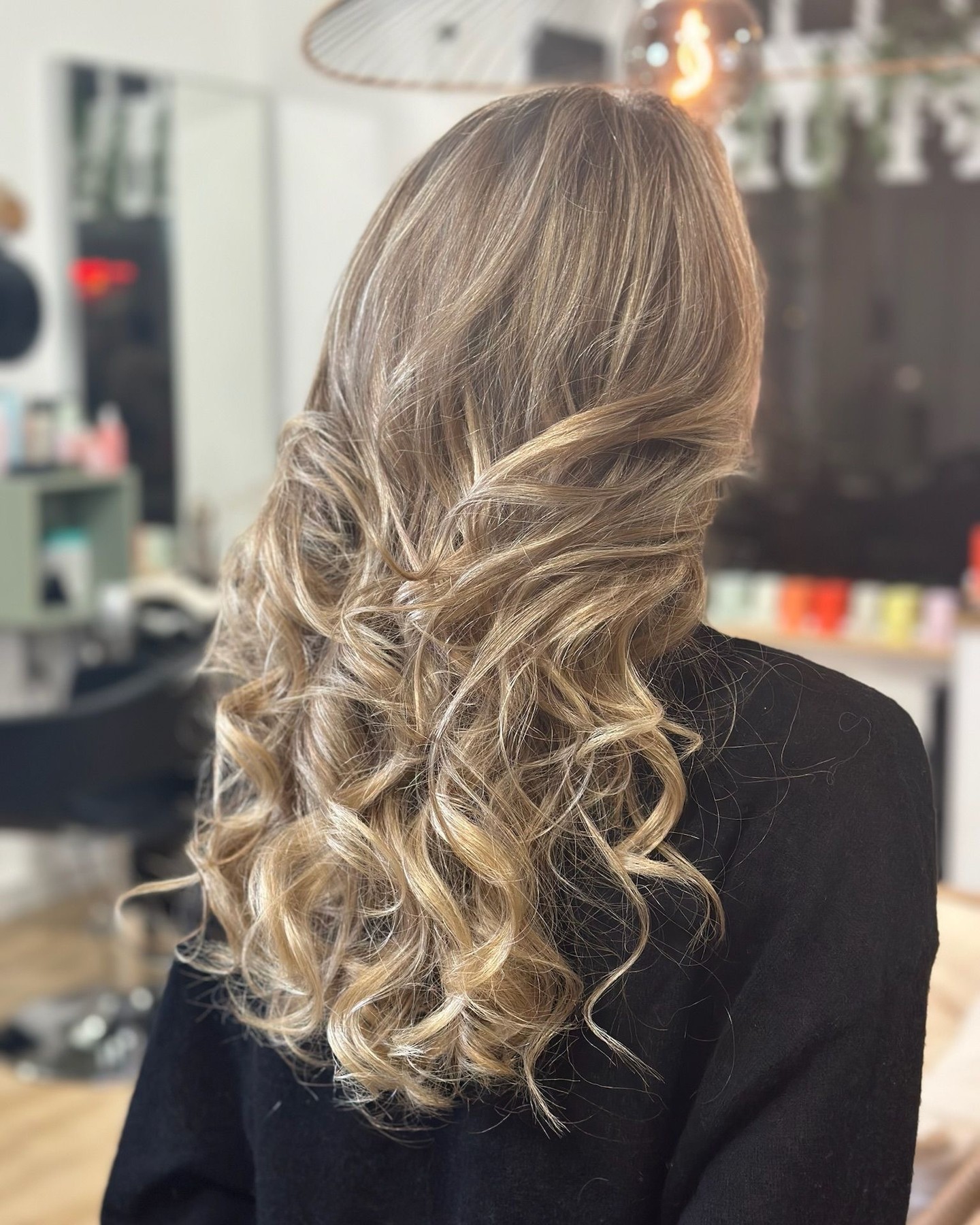 Balayage blond avec boucles naturelles chez XOXO COIFFURE Paris