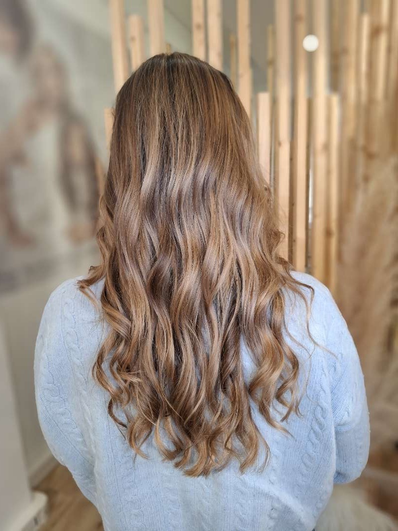 Balayage caramel avec ondulations vue de dos chez XOXO COIFFURE