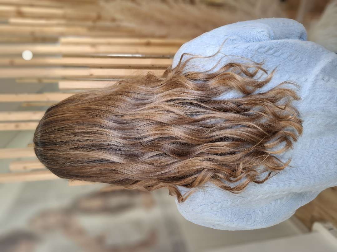 Balayage avec ondulations naturelles au salon XOXO COIFFURE Paris