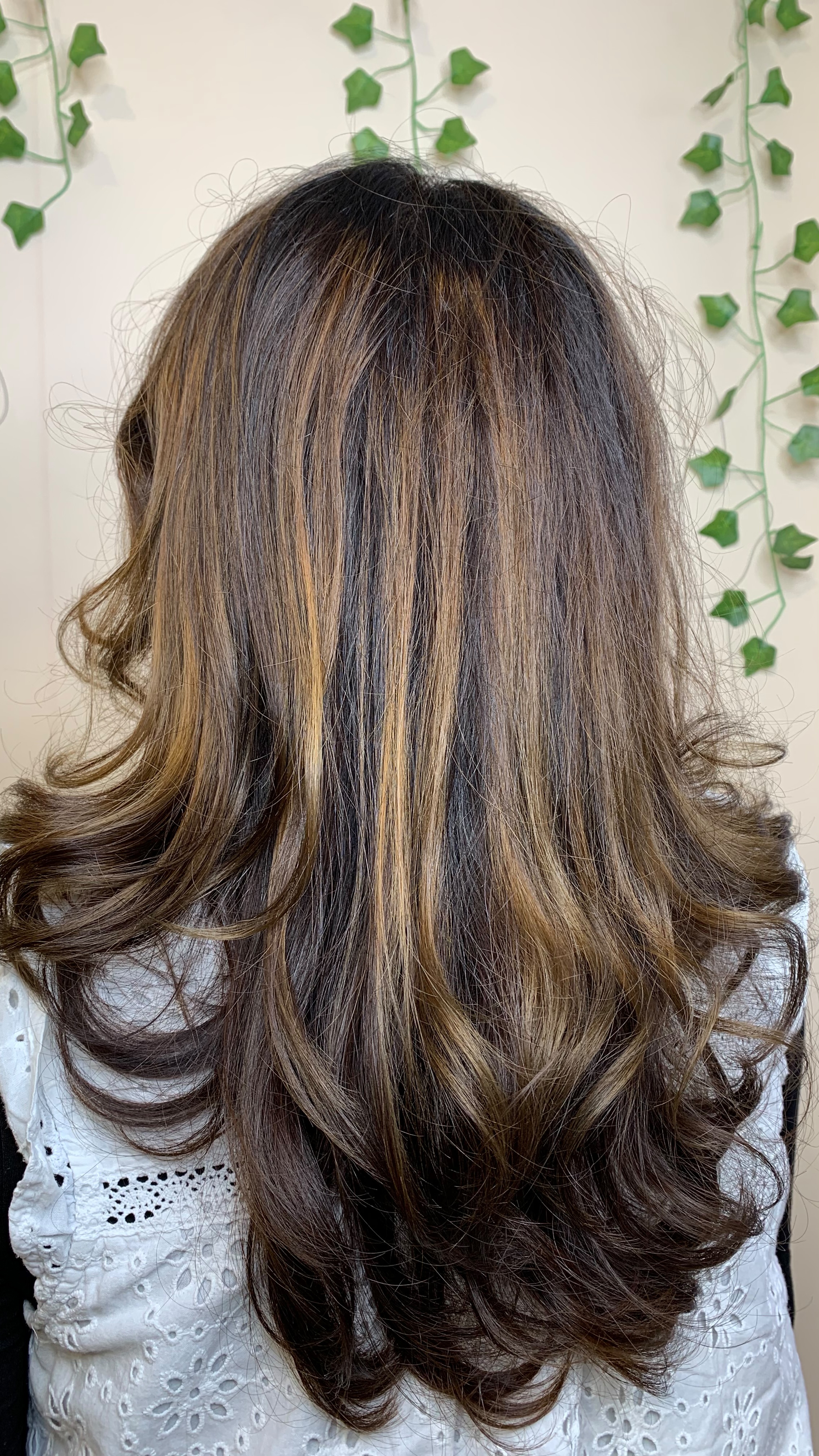 Balayage miel réalisation en salon XOXO COIFFURE Paris Montparnasse