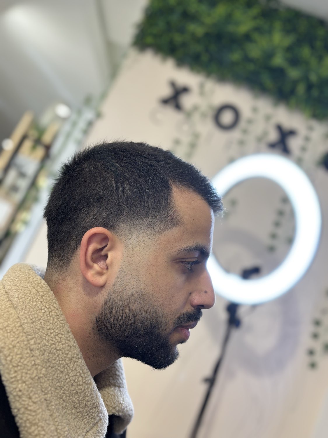 Dégradé homme fade cut précis au salon XOXO COIFFURE Paris