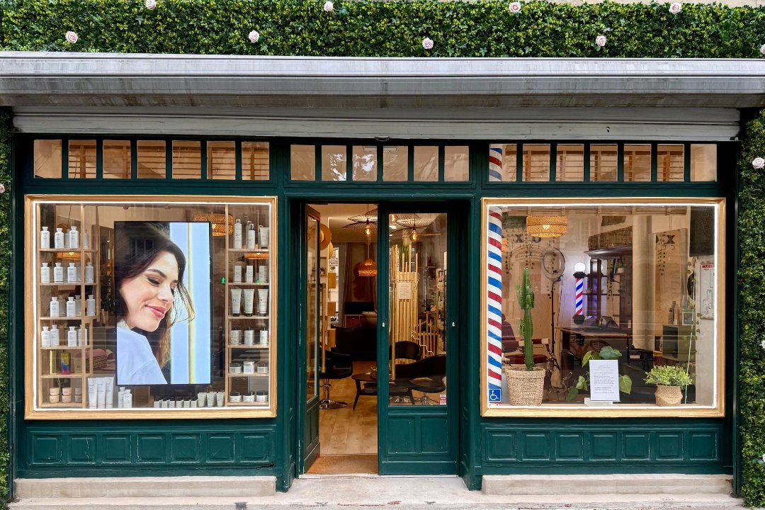 Ambiance chaleureuse du salon XOXO COIFFURE Paris 6e