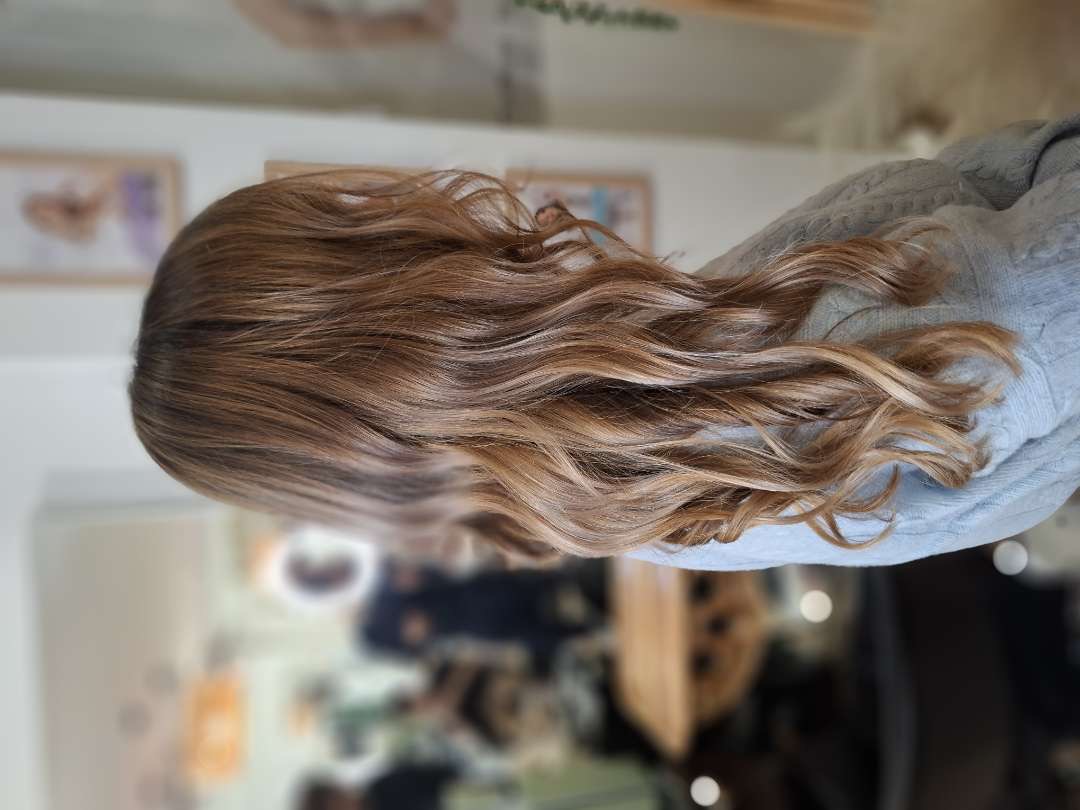 Ondulations femme devant miroir au salon XOXO COIFFURE Paris