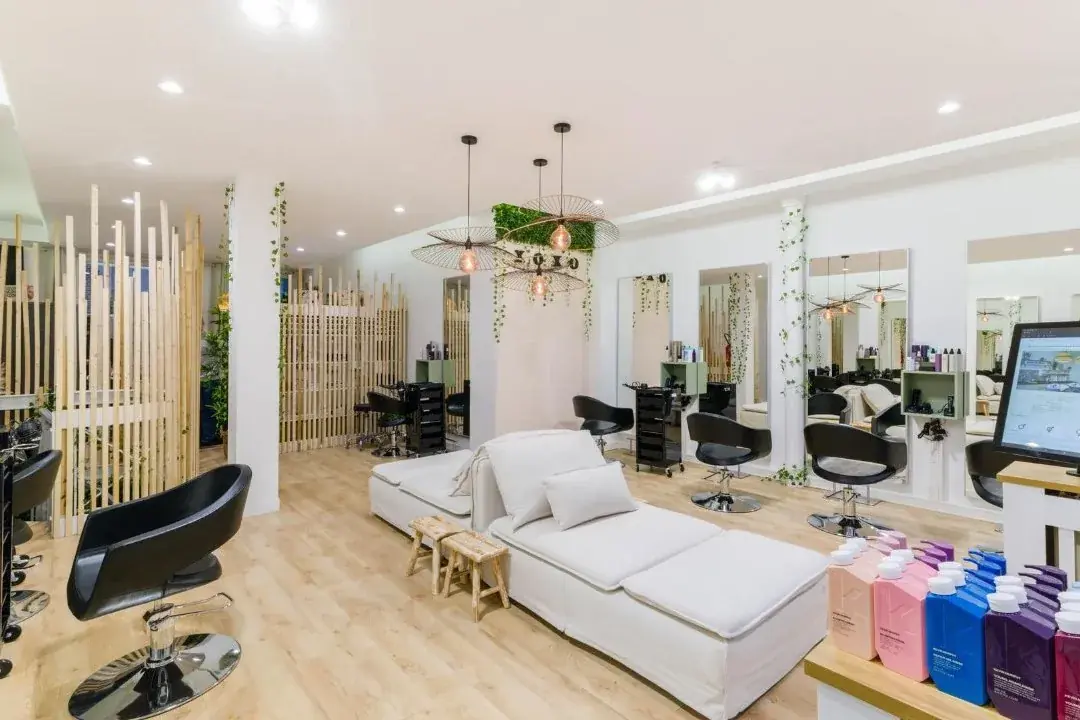 Intérieur chaleureux du salon XOXO COIFFURE Paris 6e Montparnasse